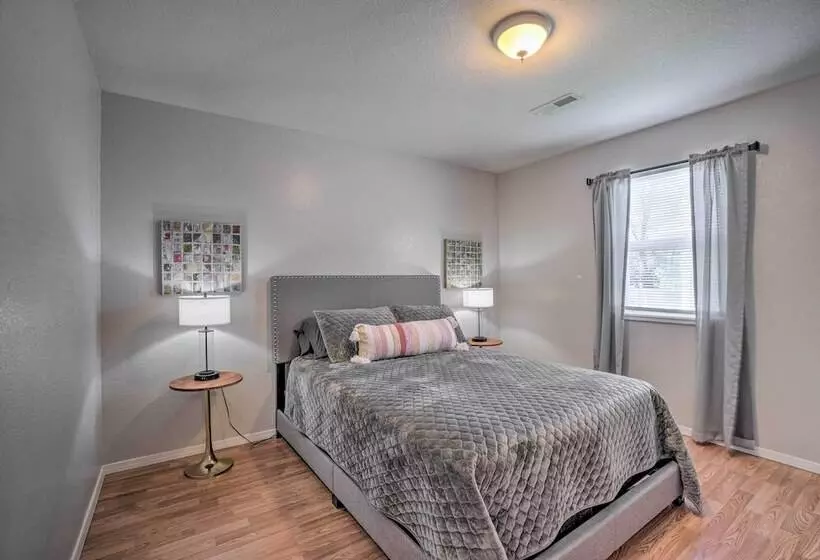 Charming One Level Home W/ Deck, Walk To Dtwn