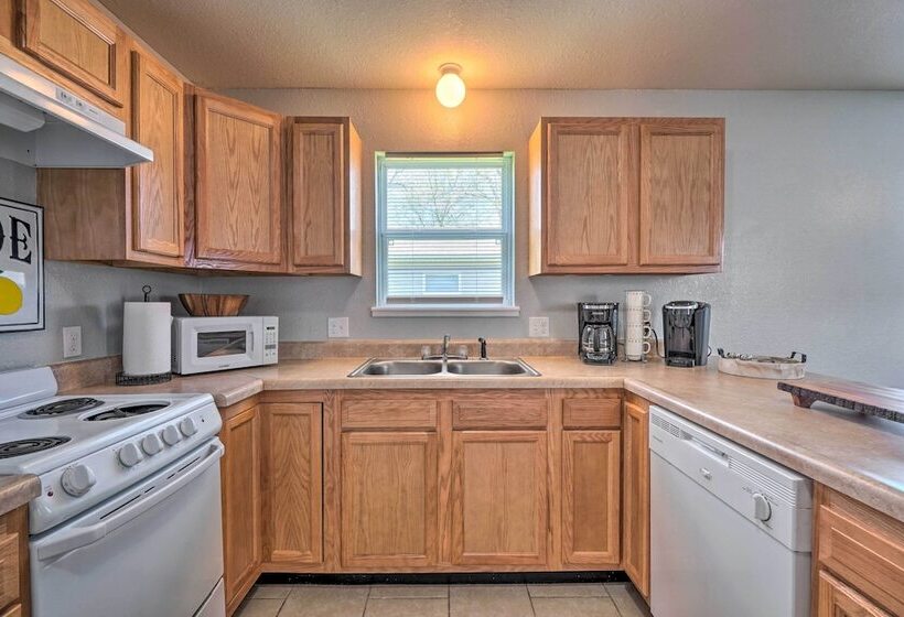 Charming One Level Home W/ Deck, Walk To Dtwn