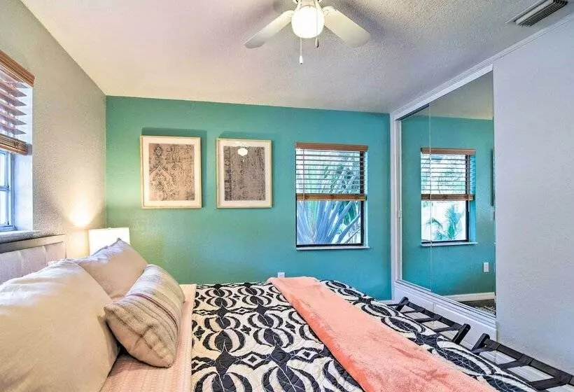 Colorful Coastal Home, 2 Mi To Gulfport Beach