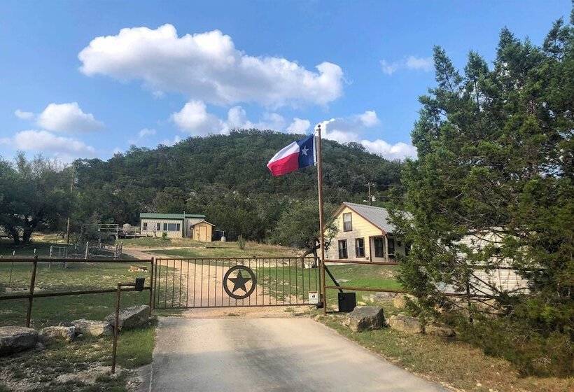 Cozy Medina Cottages W/ Patio & Mountain Views!