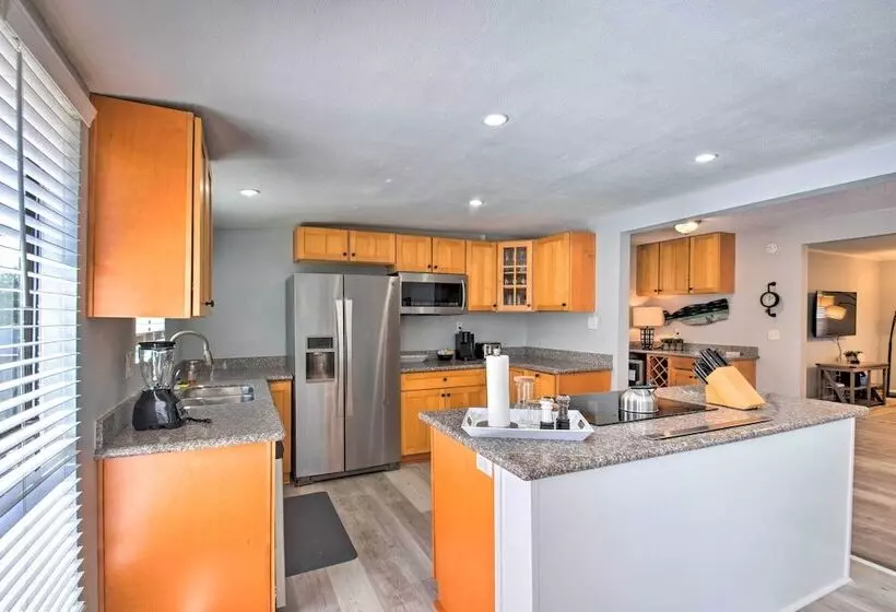 Gulf Breeze Home: 12 Mi To Pensacola Beach!