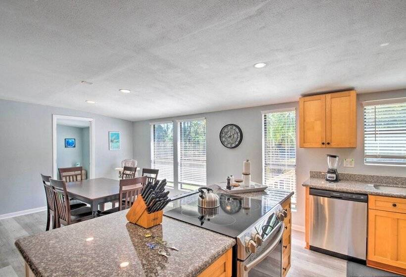 Gulf Breeze Home: 12 Mi To Pensacola Beach!