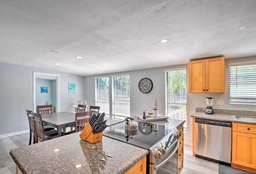 Gulf Breeze Home: 12 Mi To Pensacola Beach!