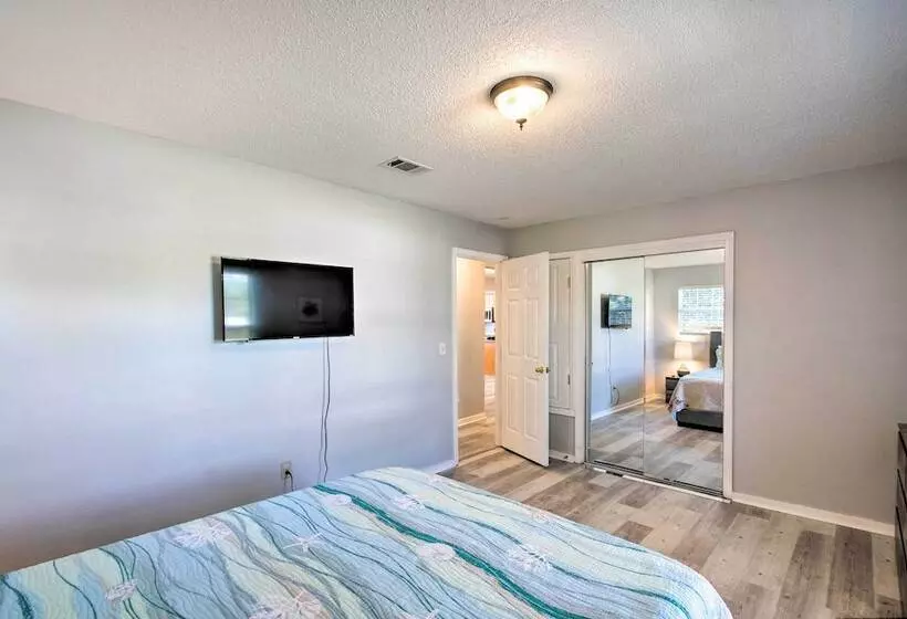 Gulf Breeze Home: 12 Mi To Pensacola Beach!