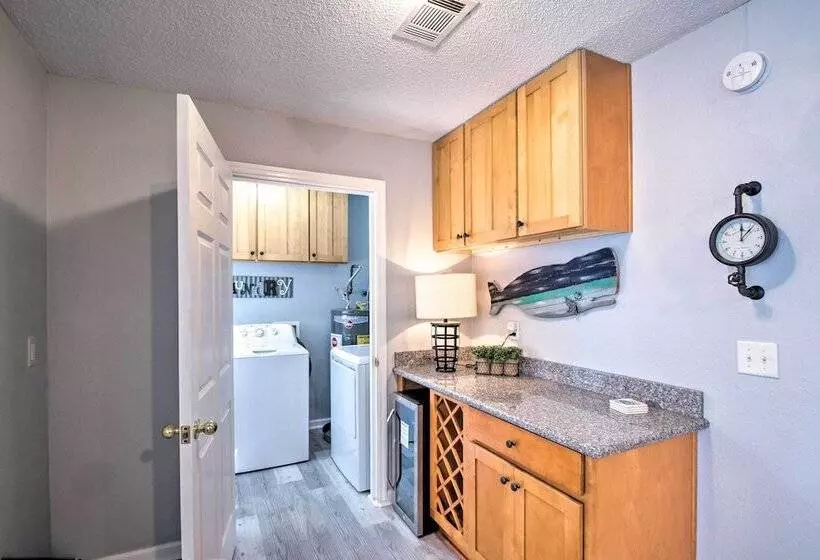 Gulf Breeze Home: 12 Mi To Pensacola Beach!