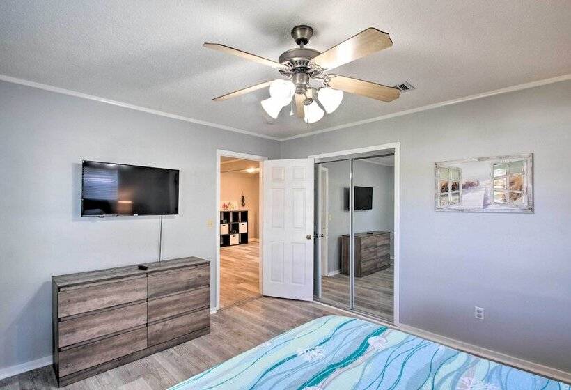 Gulf Breeze Home: 12 Mi To Pensacola Beach!