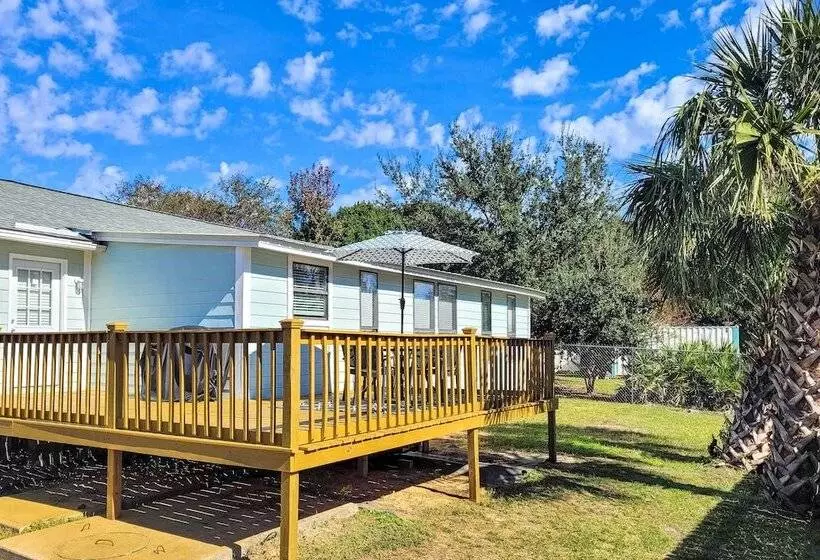 Gulf Breeze Home: 12 Mi To Pensacola Beach!