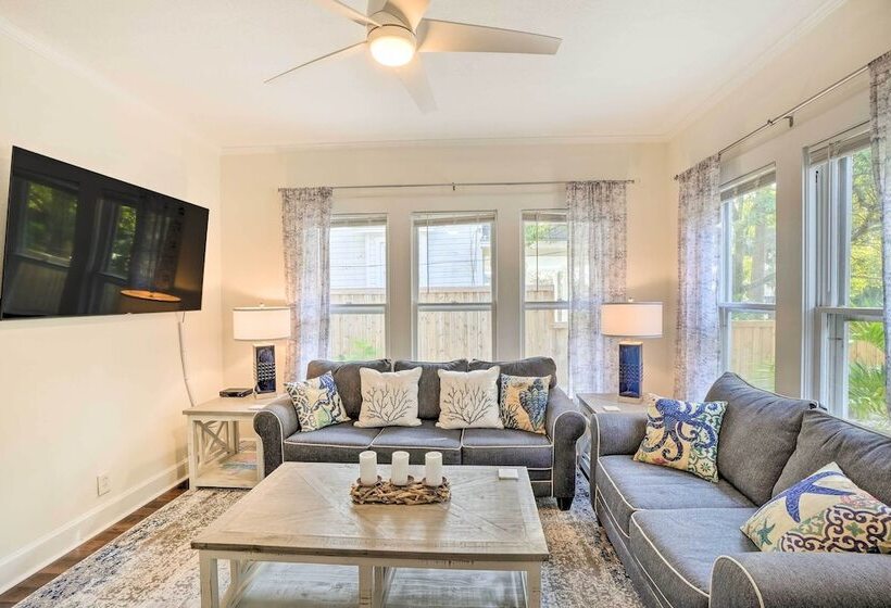 Historic Tarpon Springs Abode ~ 3 Mi To Beach