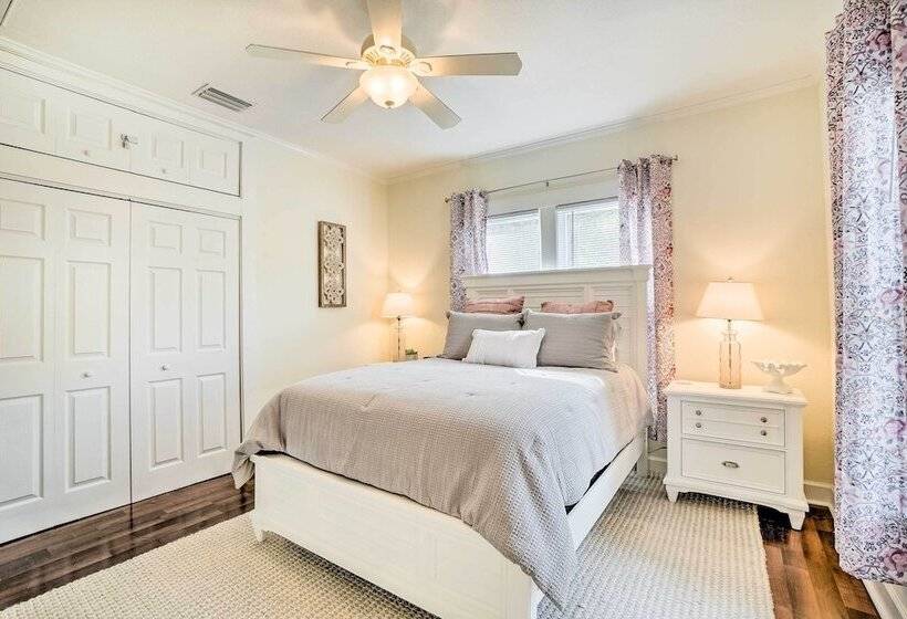 Historic Tarpon Springs Abode ~ 3 Mi To Beach