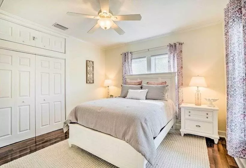 Historic Tarpon Springs Abode ~ 3 Mi To Beach