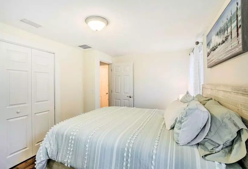 Historic Tarpon Springs Abode ~ 3 Mi To Beach