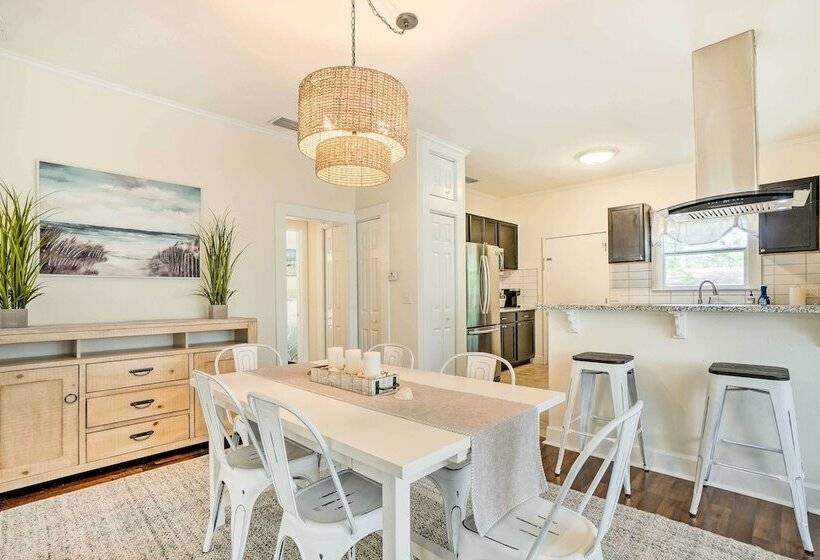 Historic Tarpon Springs Abode ~ 3 Mi To Beach