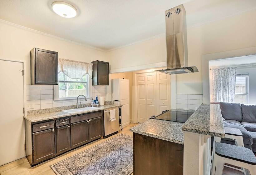 Historic Tarpon Springs Abode ~ 3 Mi To Beach