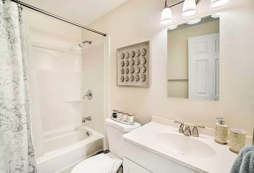 Historic Tarpon Springs Abode ~ 3 Mi To Beach