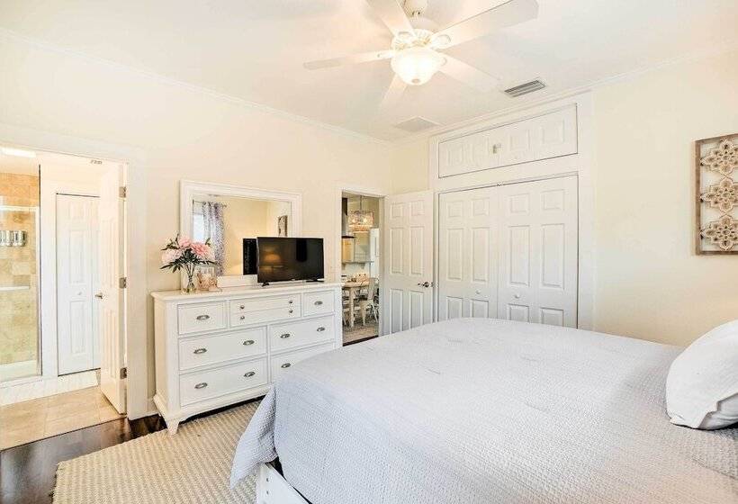 Historic Tarpon Springs Abode ~ 3 Mi To Beach