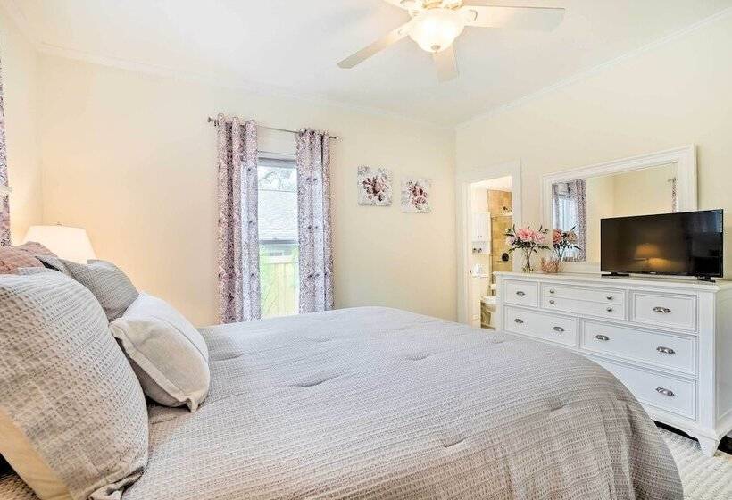 Historic Tarpon Springs Abode ~ 3 Mi To Beach