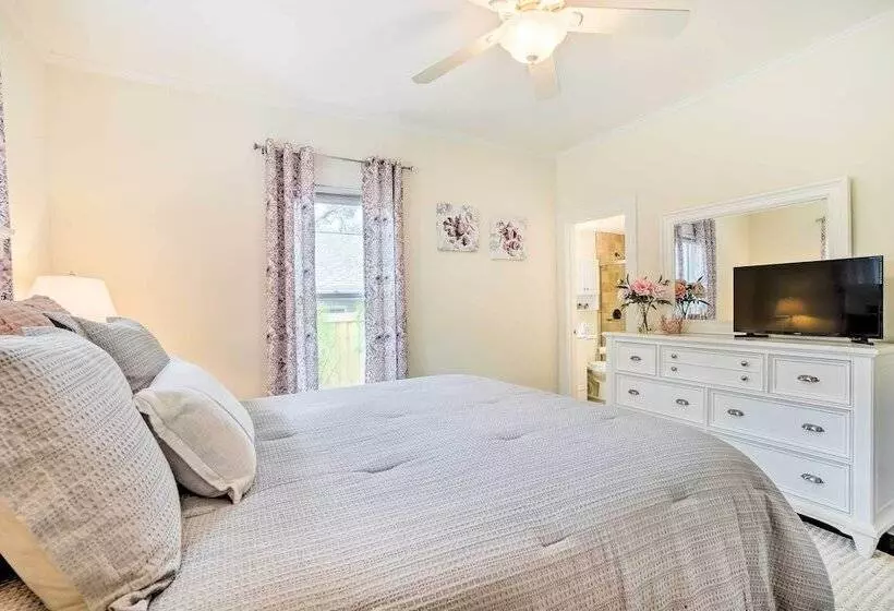 Historic Tarpon Springs Abode ~ 3 Mi To Beach