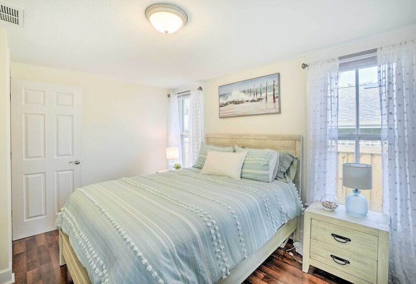 Historic Tarpon Springs Abode ~ 3 Mi To Beach