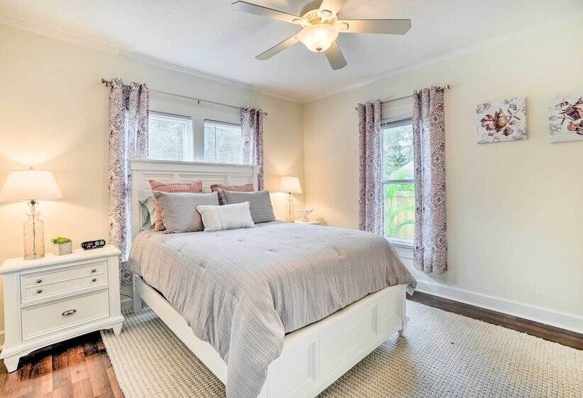 Historic Tarpon Springs Abode ~ 3 Mi To Beach