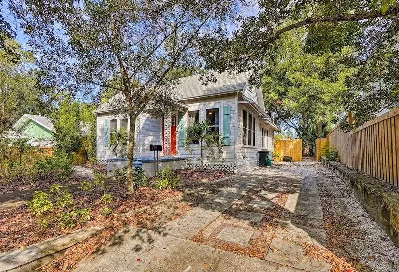 Historic Tarpon Springs Abode ~ 3 Mi To Beach
