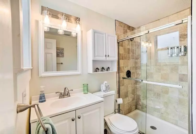 Historic Tarpon Springs Abode ~ 3 Mi To Beach