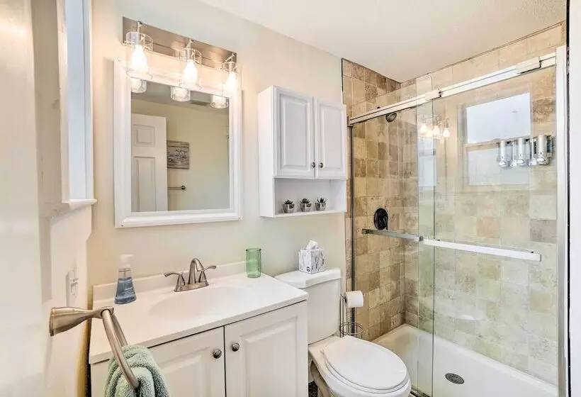 Historic Tarpon Springs Abode ~ 3 Mi To Beach