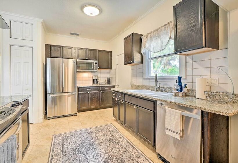 Historic Tarpon Springs Abode ~ 3 Mi To Beach