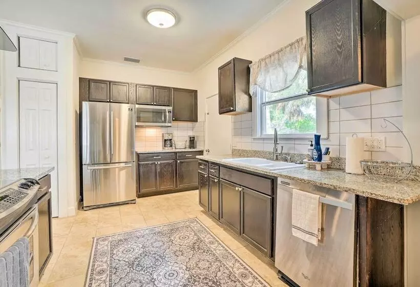 Historic Tarpon Springs Abode ~ 3 Mi To Beach