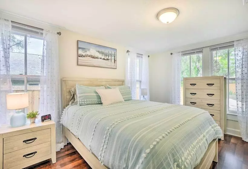 Historic Tarpon Springs Abode ~ 3 Mi To Beach