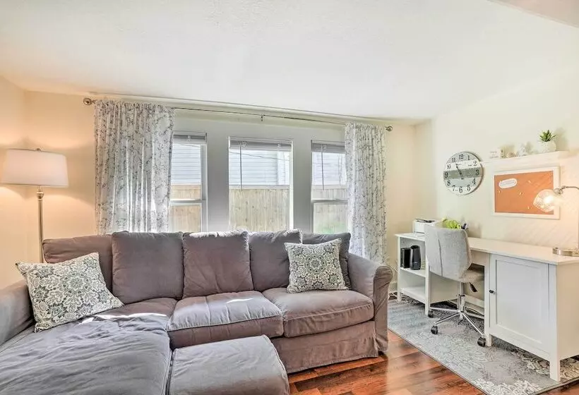 Historic Tarpon Springs Abode ~ 3 Mi To Beach