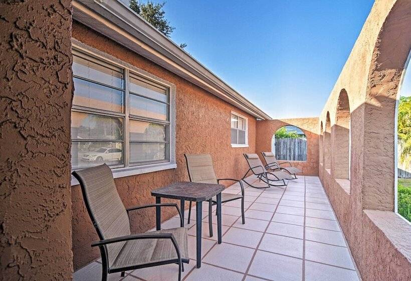 Idyllic Largo Escape W/ Private Pool & Lanai!