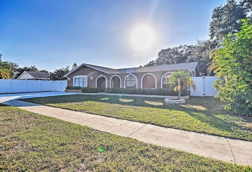 Idyllic Largo Escape W/ Private Pool & Lanai!