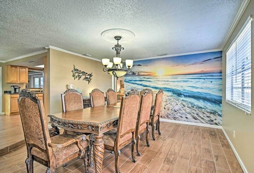 Idyllic Largo Escape W/ Private Pool & Lanai!