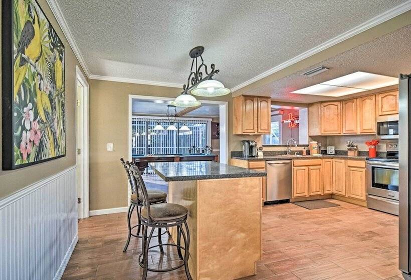 Idyllic Largo Escape W/ Private Pool & Lanai!