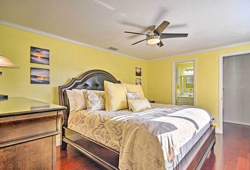 Idyllic Largo Escape W/ Private Pool & Lanai!