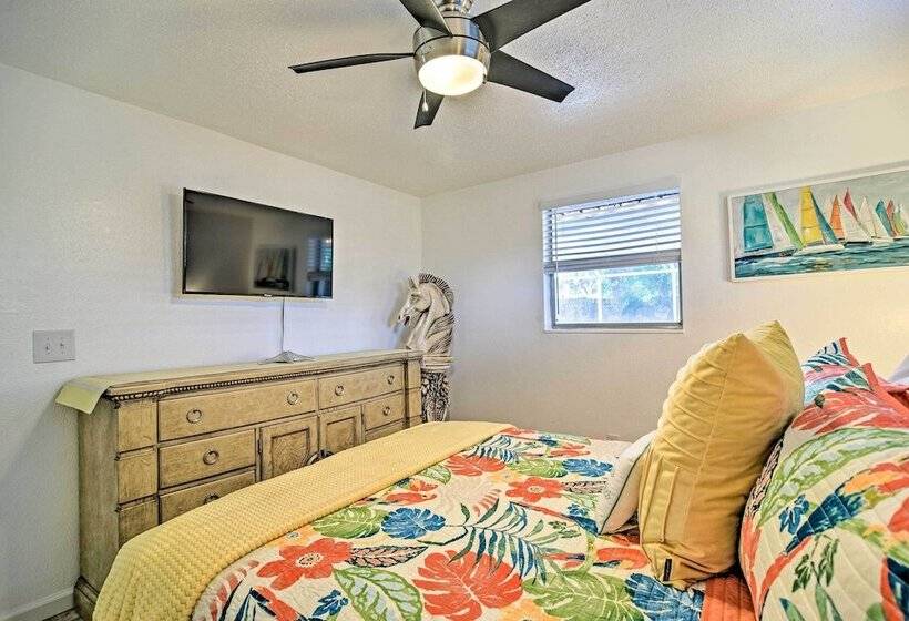 Idyllic Largo Escape W/ Private Pool & Lanai!