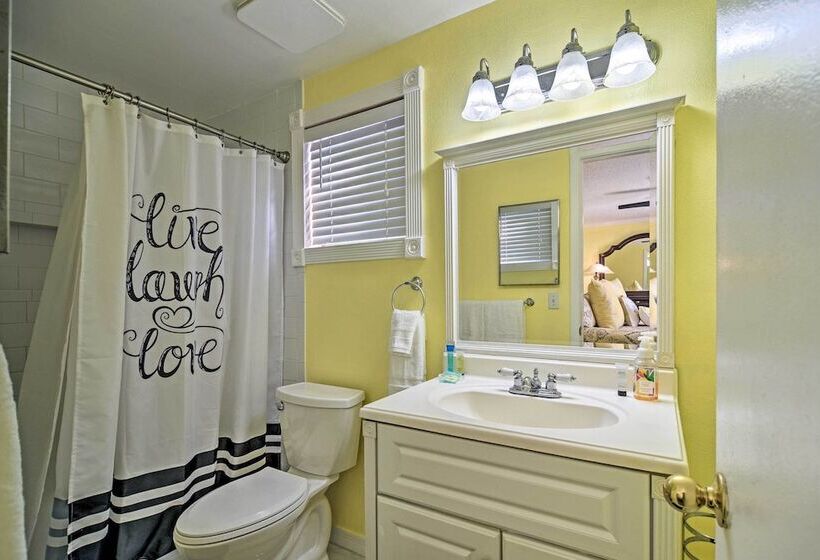 Idyllic Largo Escape W/ Private Pool & Lanai!