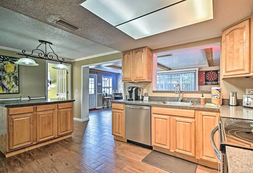 Idyllic Largo Escape W/ Private Pool & Lanai!