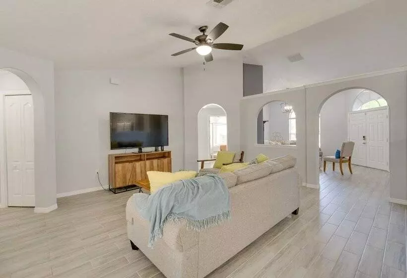 Inviting Home W/ Lanai & Pool In Kissimmee!