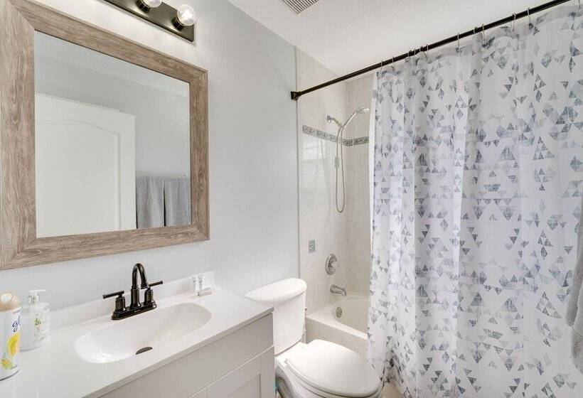 Inviting Home W/ Lanai & Pool In Kissimmee!