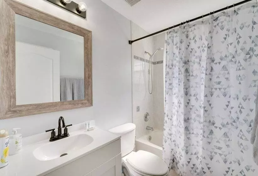 Inviting Home W/ Lanai & Pool In Kissimmee!