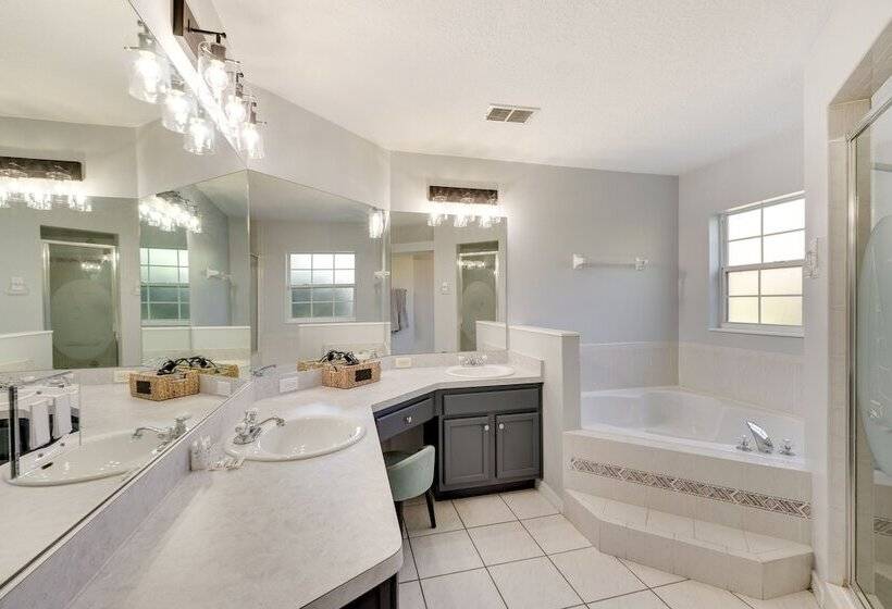 Inviting Home W/ Lanai & Pool In Kissimmee!