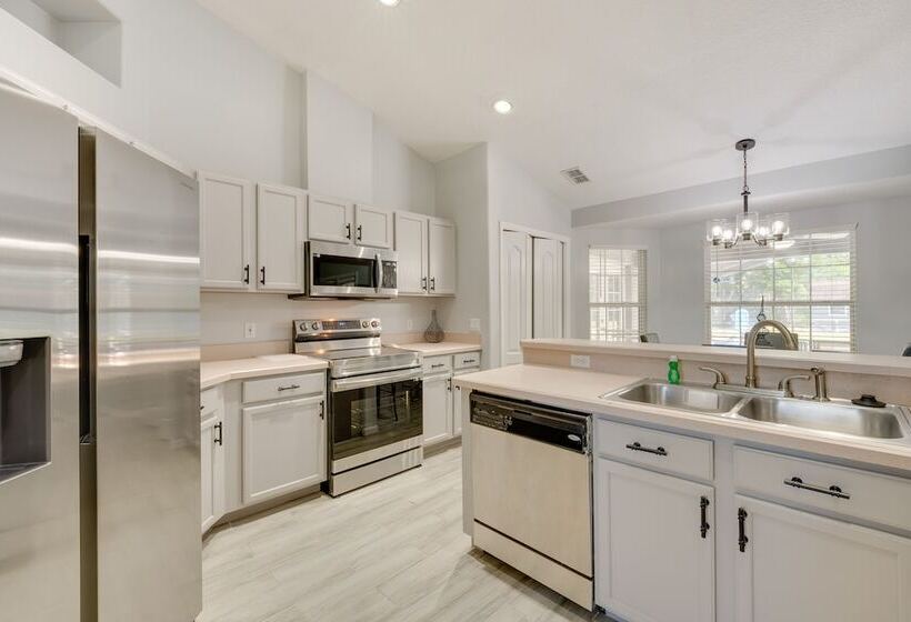 Inviting Home W/ Lanai & Pool In Kissimmee!