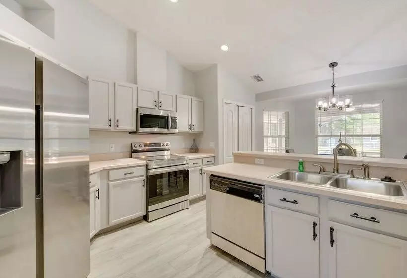 Inviting Home W/ Lanai & Pool In Kissimmee!