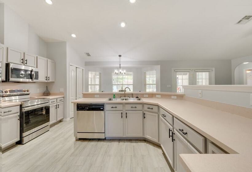 Inviting Home W/ Lanai & Pool In Kissimmee!