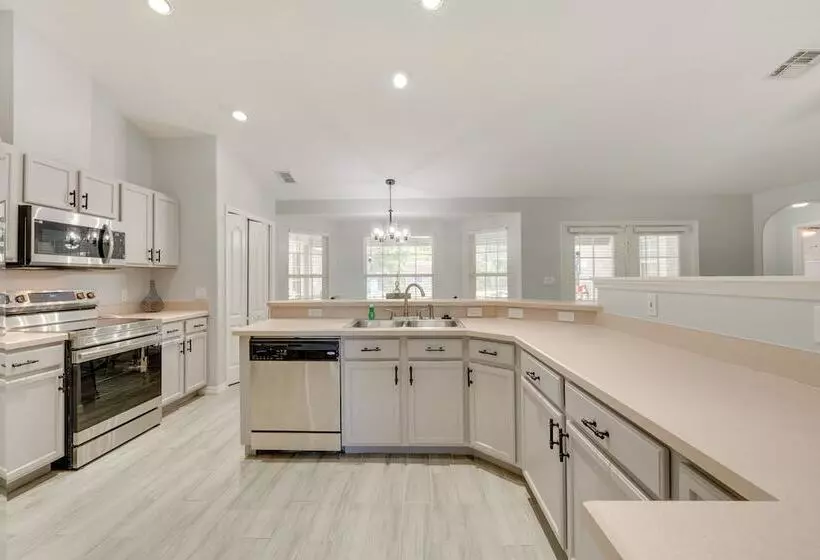 Inviting Home W/ Lanai & Pool In Kissimmee!