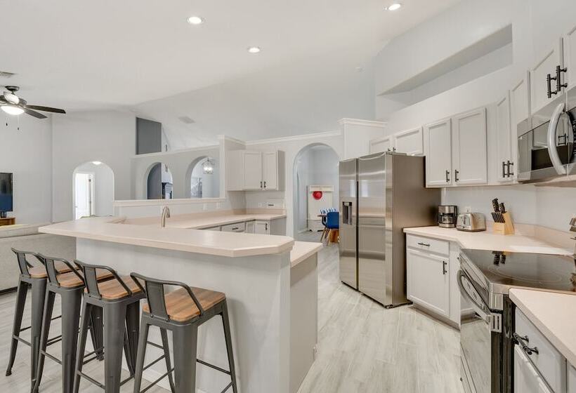 Inviting Home W/ Lanai & Pool In Kissimmee!