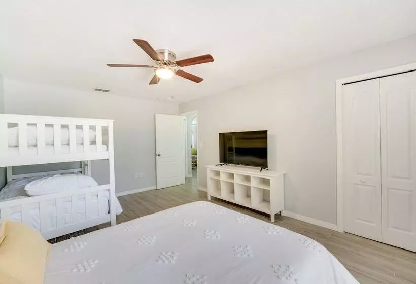 Inviting Home W/ Lanai & Pool In Kissimmee!