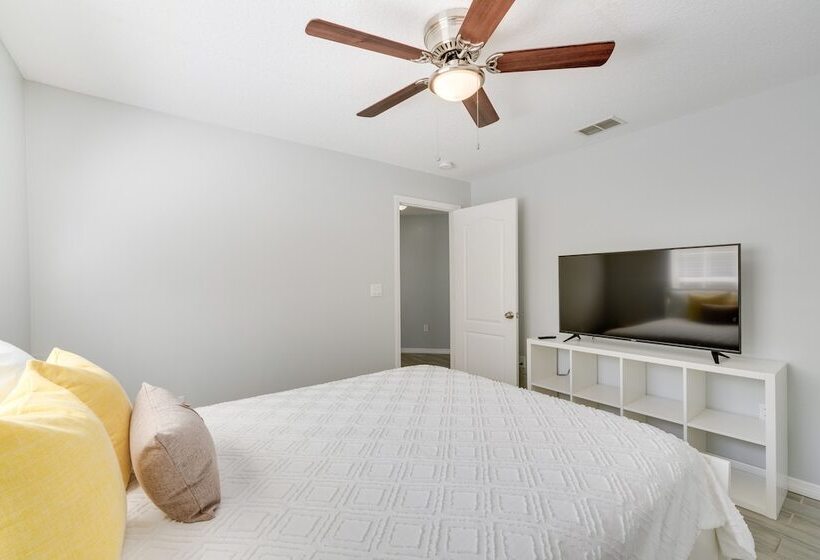 Inviting Home W/ Lanai & Pool In Kissimmee!