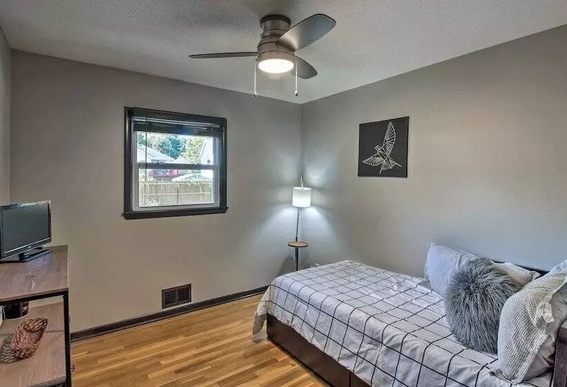 Kansas City Split Level Home, Near Stadiums!